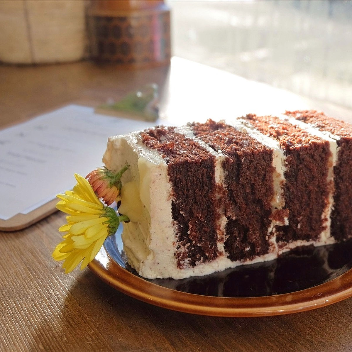 404 Bakes celebration cake with dried flowers